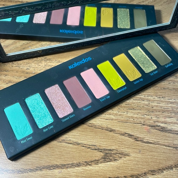 Other - Kaleidos flower pink eyeshadow palette
